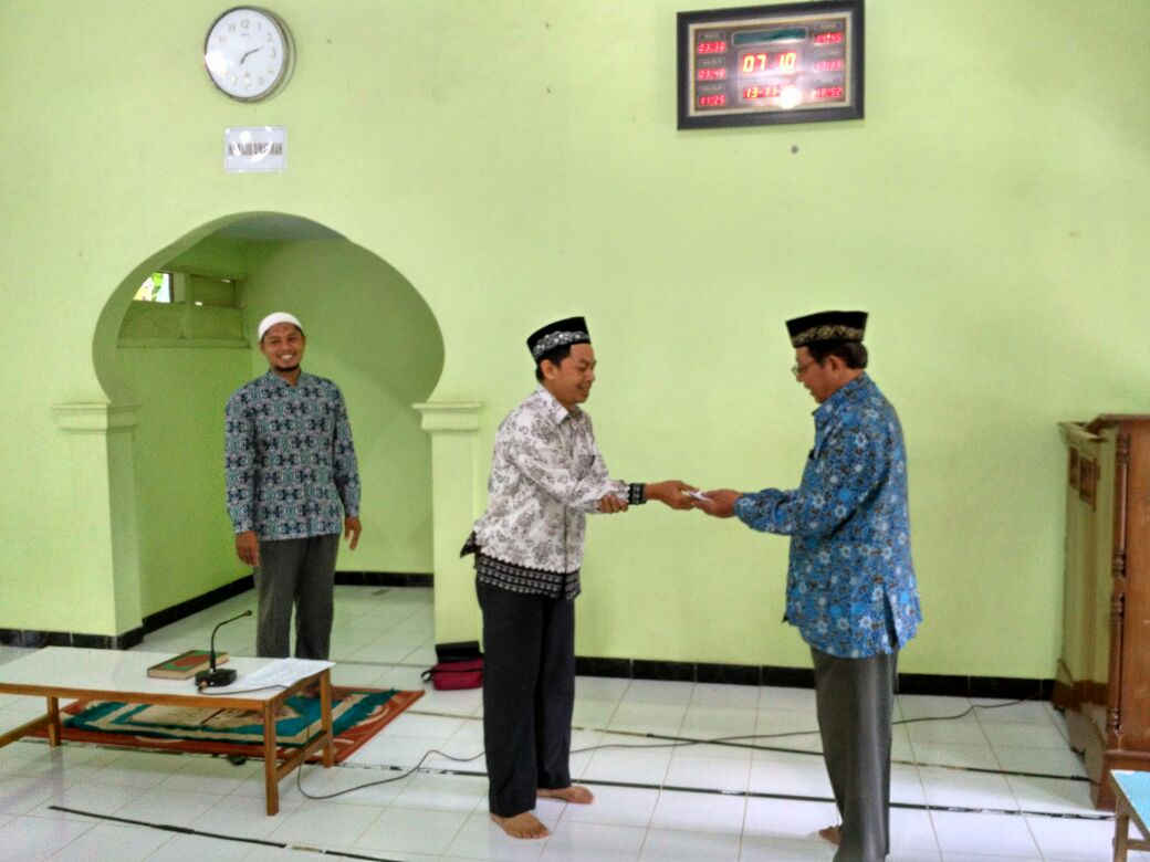 PCM Ponjong memberikan Bantuan 20 Sak Semen ke Pondok Al Murtadllo (Aminuddin Agung, Sujana, Mu'amal Syamsir)