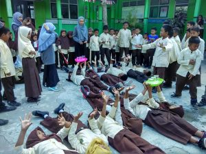 SD Muhammadiyah Bedoyo Pembelajaran bersama Mahasiswa KKN UMJ 2018 08