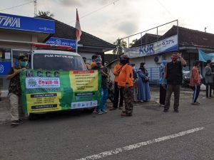 MCCC Cabang Ponjong di Pasar Legi berbagi Masker Gratis